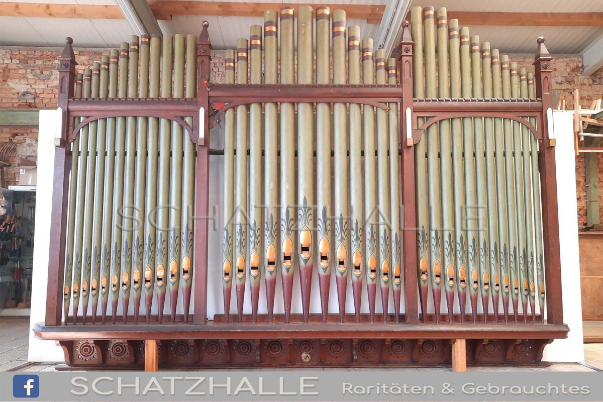 Kirchenorgel Portal Prospektwand mit Orgelpfeifen